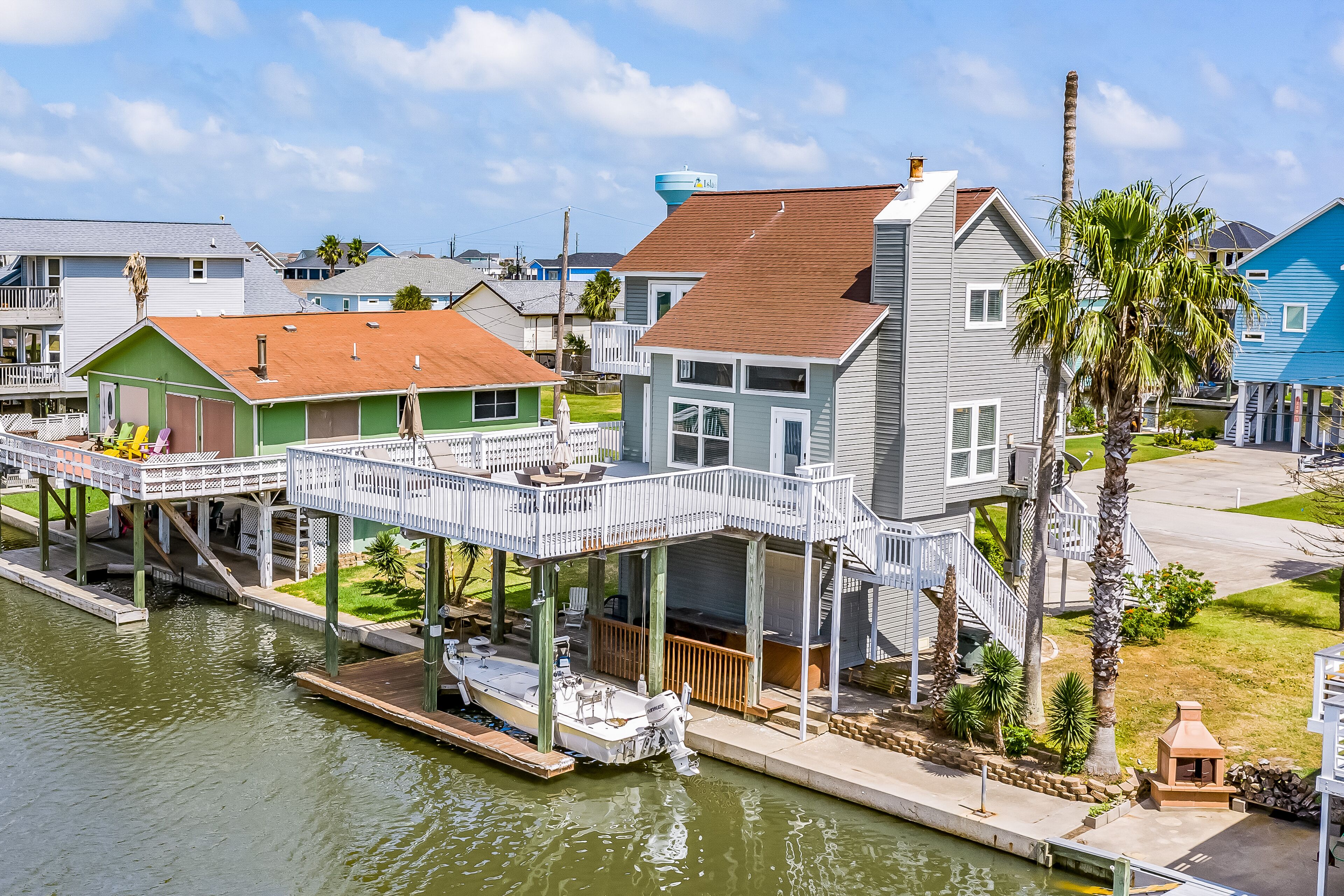 Canal-front home with large deck, WiFi, central AC, shared boat launch & pool