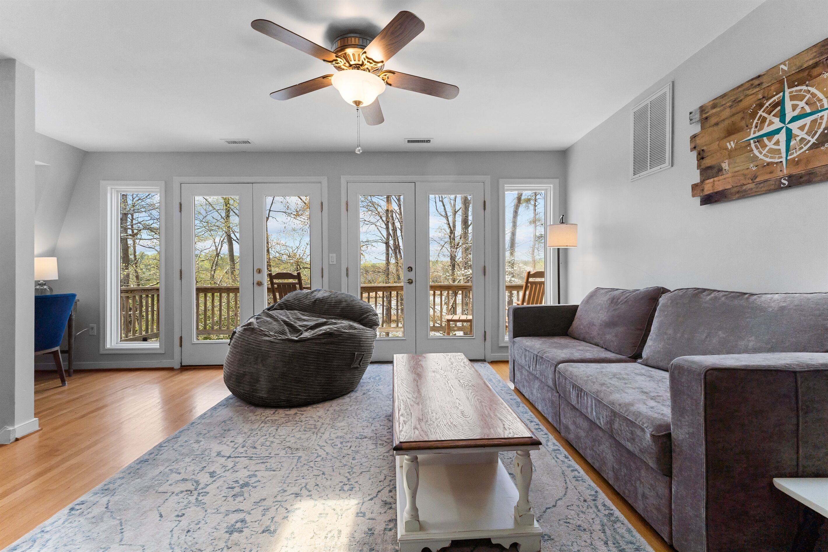 Smart TV, futbolito, libros y biblioteca musical 