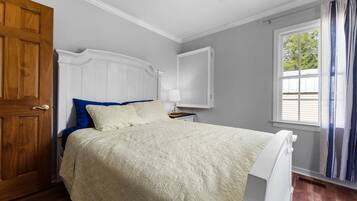 3 bedrooms, desk, iron/ironing board, free WiFi