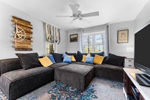 Téléviseur connecté, table de baby-foot, livres, sélection de musique