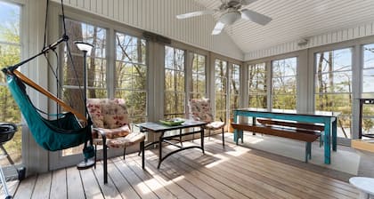 3br/2ba Waterfront Home overlooks Private Dock. 2+ acres of front yard Games
