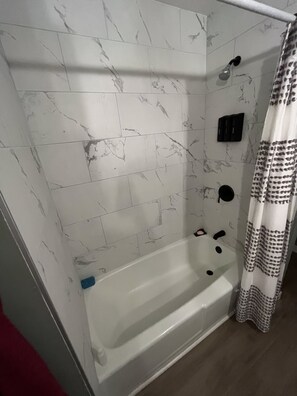 Combinazione doccia/vasca, asciugacapelli, asciugamani, sapone