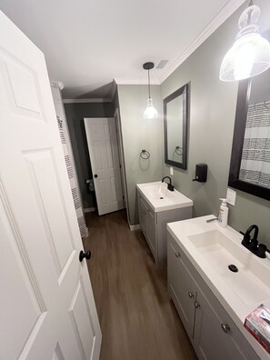 Combinazione doccia/vasca, asciugacapelli, asciugamani, sapone