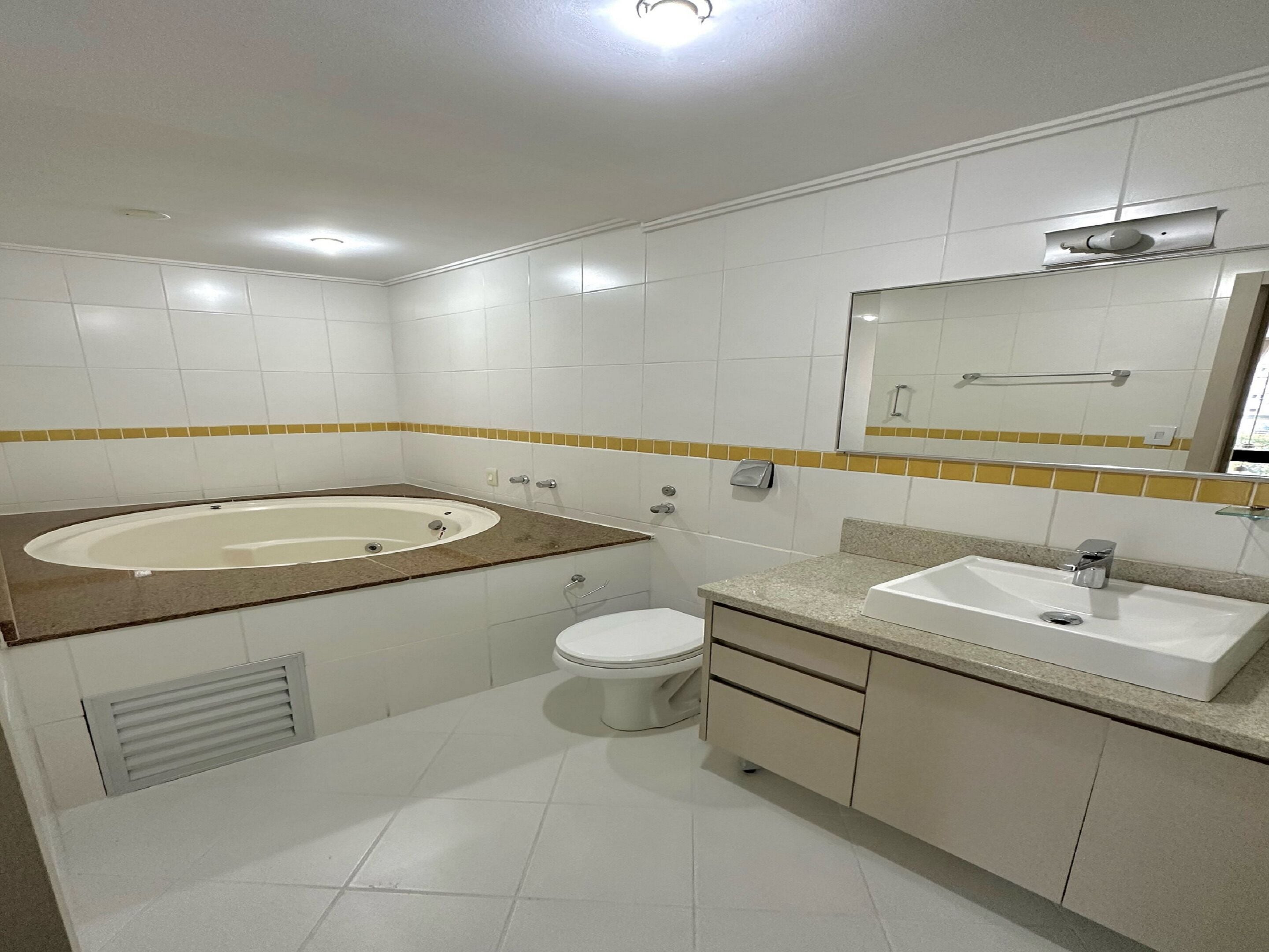 Ein modernes Badezimmer mit Badewanne, Toilette und Waschbecken.