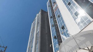 A tall building with a modern architectural design, featuring large windows and a cylindrical structure at the base. - Apartamento 206 Saint Sebastian Flat Duo (Jaragua do Sul)