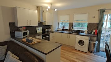 Luxury Cottage, Ensuite, Mountain View (Ben Reoch Cottage) | Shared kitchen | Highchair