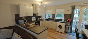 Luxury-Ferienhaus, mit Bad, Bergblick (Ben Reoch Cottage) | Gemeinschaftsküche | Hochstuhl