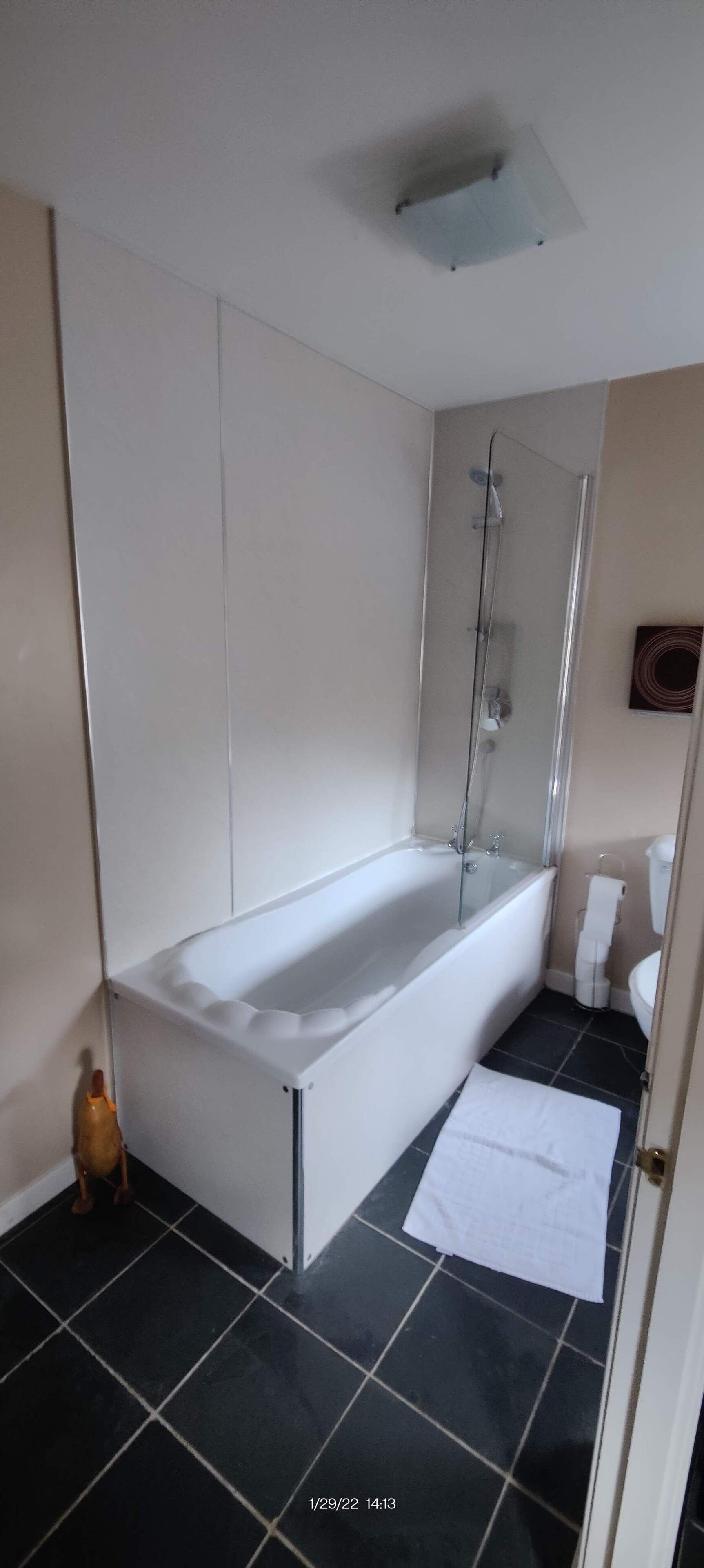Kylpyhuone, jossa on kylpyamme, suihku ja wc.
