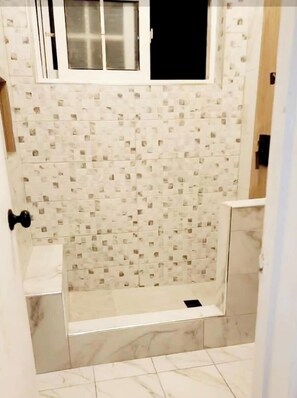 Suihkun ja ammeen yhdistelmä, saippua, vessapaperi