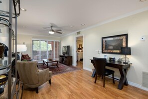 1 Schlafzimmer, Schreibtisch, Bügeleisen/Bügelbrett, Reisekinderbett