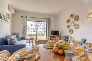 Dining - #014 Veríssimo II by Home Holidays (Albufeira)