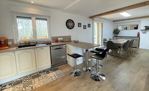 Kühlschrank, Mikrowelle, Herdplatte, Geschirrspüler