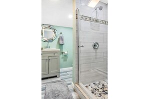 Ensemble baignoire-douche, séchoir à cheveux, serviettes fournies, savon