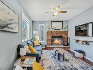 Smart TV, chimenea, futbolito y libros 