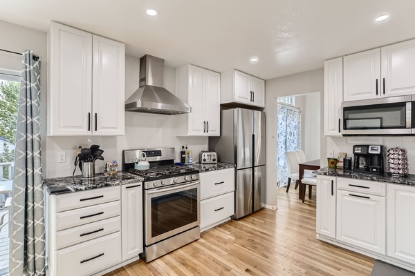 Kühlschrank, Mikrowelle, Ofen, Herdplatte