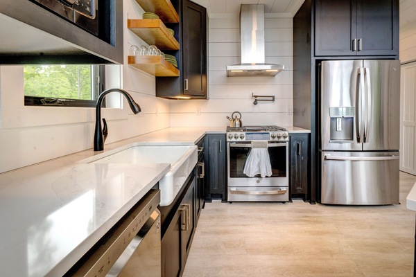 Een koelkast, een microgolfoven, een oven, een kookplaat