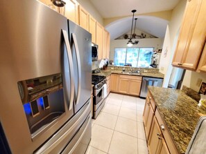 Refrigerador, microondas, horno, placa de cocina