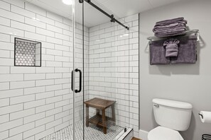 Dusj, hårføner og håndklær