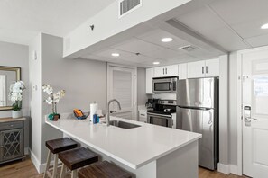 Kjøleskap, mikrobølgeovn, ovn og kokeplater