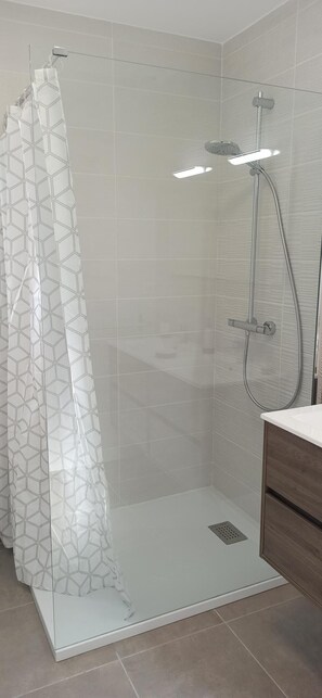 Shower, hair dryer, towels, soap - 2 Bedroom Private vacation home in Eccica-Suarella (Eccica-Suarella)
