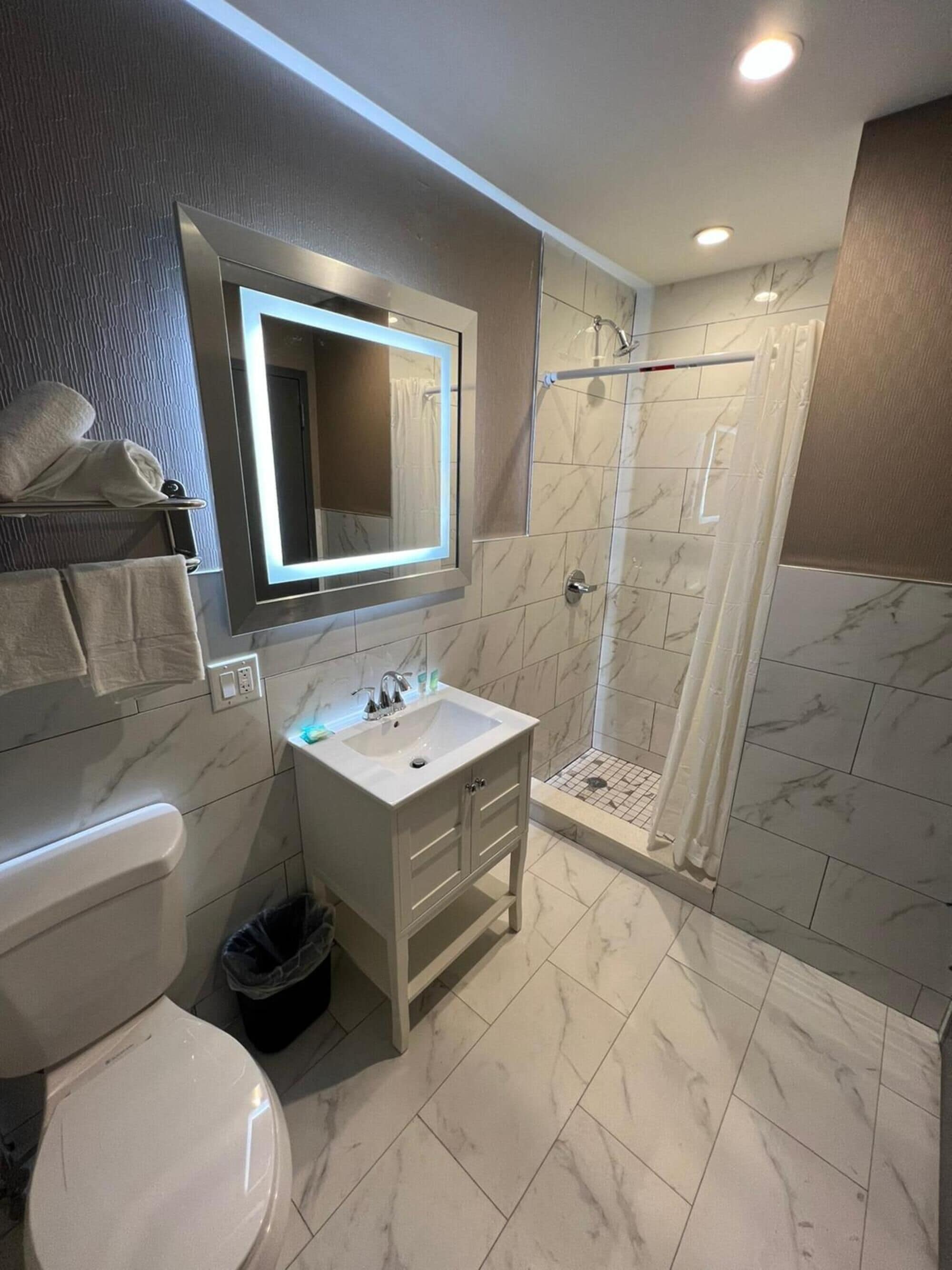 Douche, sèche-cheveux, serviettes fournies, savon