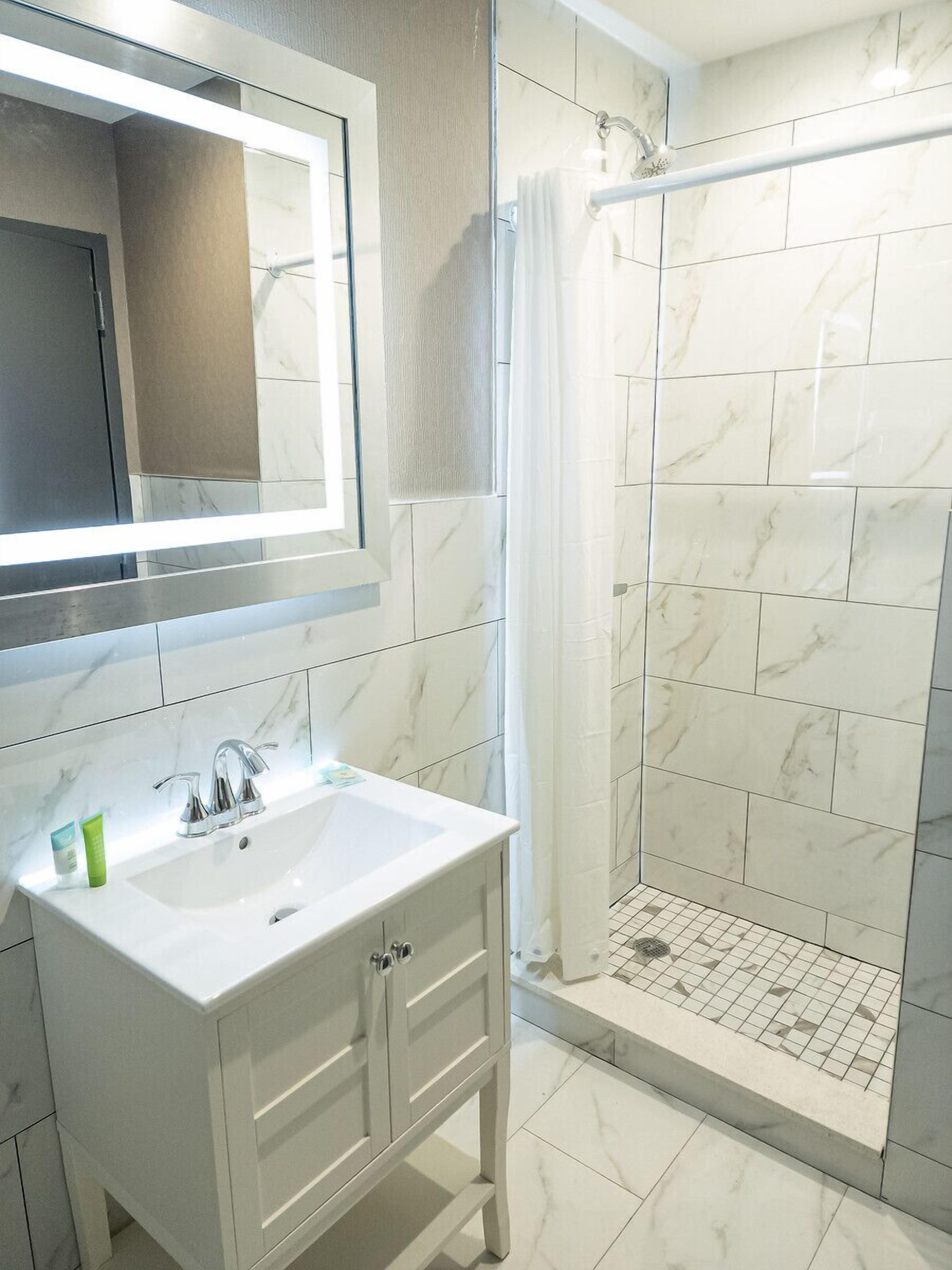 Habitación doble | Baño | Regadera, secadora de cabello, toallas, jabón 