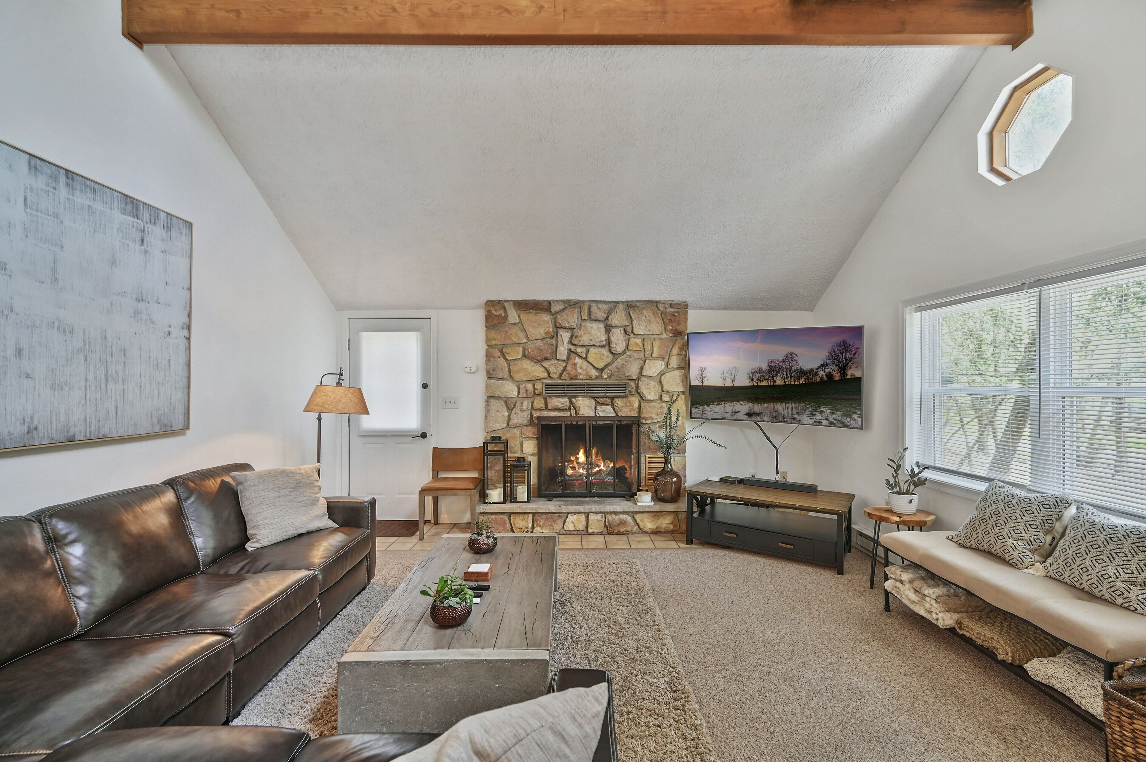 Smart TV, fireplace