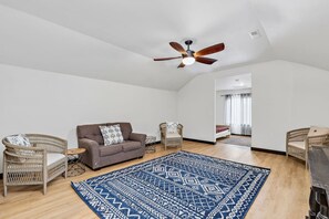 TV - Perfectly located 3 bedroom - 2 bath apartment (Rapid City)