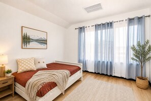 3 habitaciones, escritorio, tabla de planchar con plancha y wifi