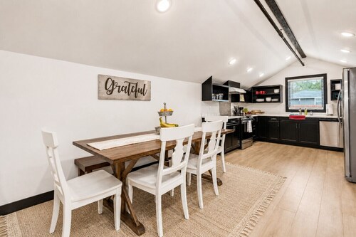 Perfectly located 3 bedroom - 2 bath apartment