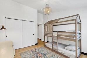 3 habitaciones, escritorio, tabla de planchar con plancha y wifi