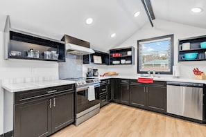 Refrigerador, microondas, horno y parrilla de estufa