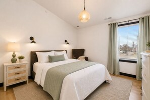 3 bedrooms, desk, iron/ironing board, WiFi