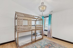 3 bedrooms, desk, iron/ironing board, WiFi - Perfectly located 3 bedroom - 2 bath apartment (Rapid City)