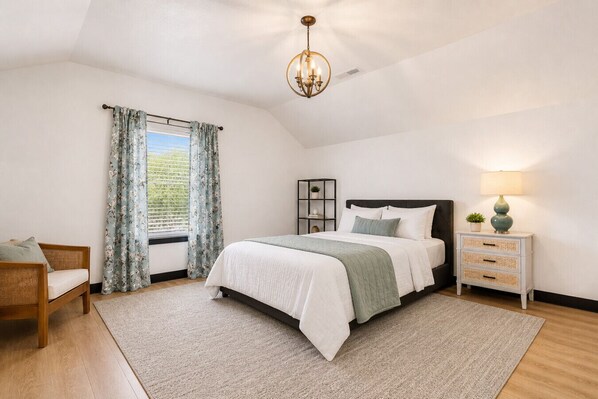 3 bedrooms, desk, iron/ironing board, WiFi