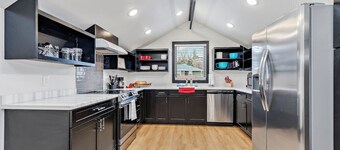 Perfectly located 3 bedroom - 2 bath apartment