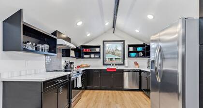 Perfectly located 3 bedroom - 2 bath apartment