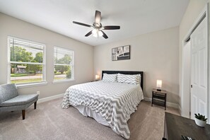 3 camere, una scrivania, ferro/asse da stiro, culla da viaggio