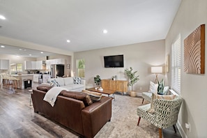 Smart TV - Central & Stylish Home w/ Games | 8 Mins to DownTown (Houston)