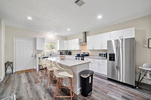Fridge, microwave, oven, stovetop - Central & Stylish Home w/ Games | 8 Mins to DownTown (Houston)