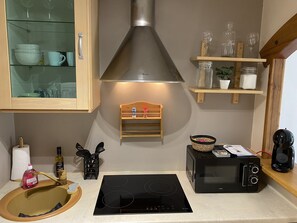 Fridge, stovetop, dishwasher, electric kettle - Appartement Cosy Avec Jardin et Parking (Fontainebleau)