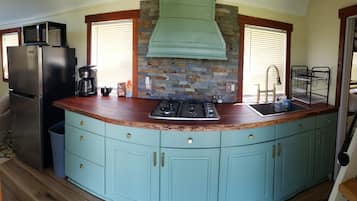 Geladeira, micro-ondas, cooktop, cafeteira/chaleira