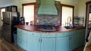 Geladeira, micro-ondas, cooktop, cafeteira/chaleira