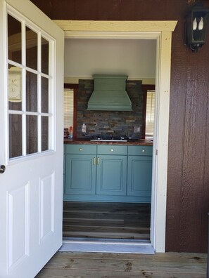 Kylskåp, mikrovågsugn, spishäll och kaffe- och tebryggare