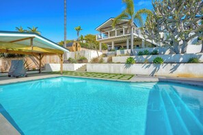 Een buitenzwembad, een verwarmd zwembad