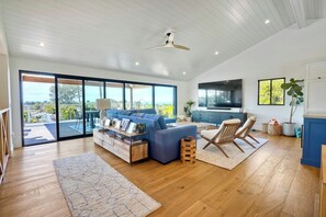 Téléviseur connecté, jeux vidéo, table de ping-pong, livres