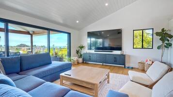 Smart TV, videojuegos, tenis de mesa y libros