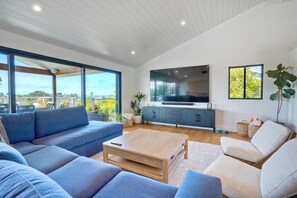 Téléviseur connecté, jeux vidéo, table de ping-pong, livres