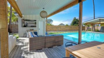 Alberca al aire libre y alberca climatizada