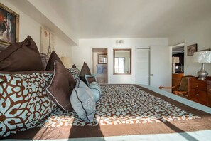 2 dormitorios, escritorio, tabla de planchar con plancha y ropa de cama